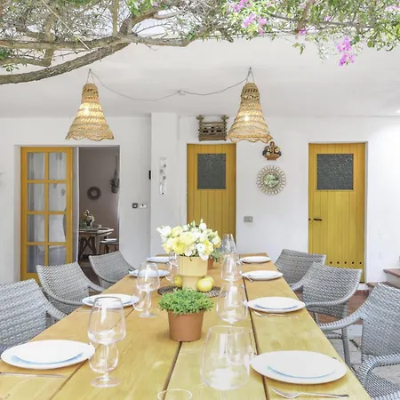 Beachfront Traditional Ferienhaus San Priamo